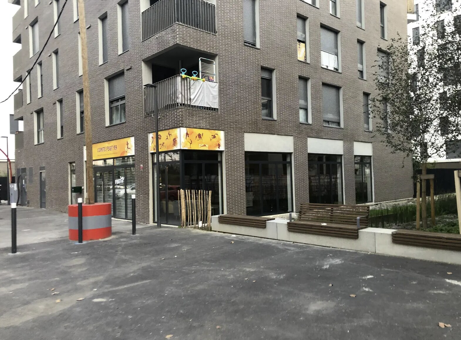 Local commercial dans Bobigny à louer Photo de l’immeuble– Image 1 sur 5