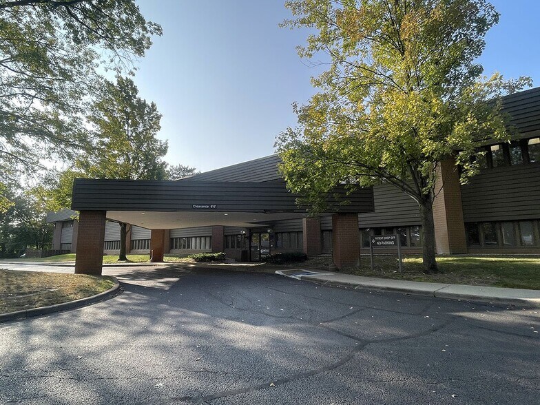 3900 Sunforest Ct, Toledo, OH à vendre - Photo de l’immeuble – Image 3 sur 4