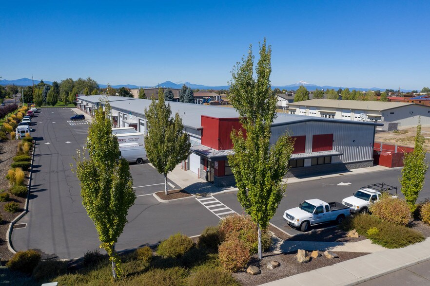 675 NE Hemlock Ave, Redmond, OR à louer - Photo de l’immeuble – Image 2 sur 9
