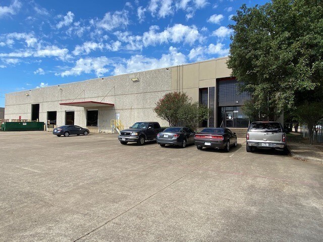 8300-8310 Eastpoint Dr, Dallas, TX à louer Photo de l’immeuble– Image 1 sur 12