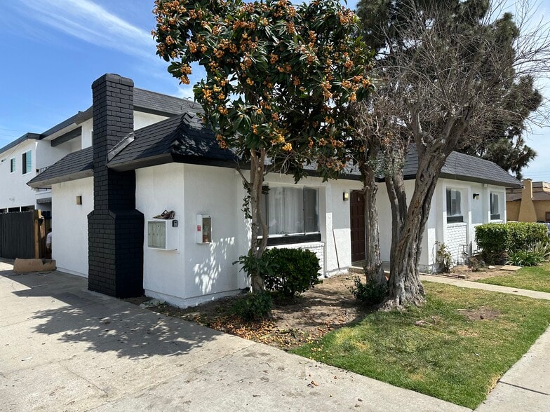 17412 Dairyview Cir, Huntington Beach, CA à vendre - Photo de l’immeuble – Image 2 sur 14