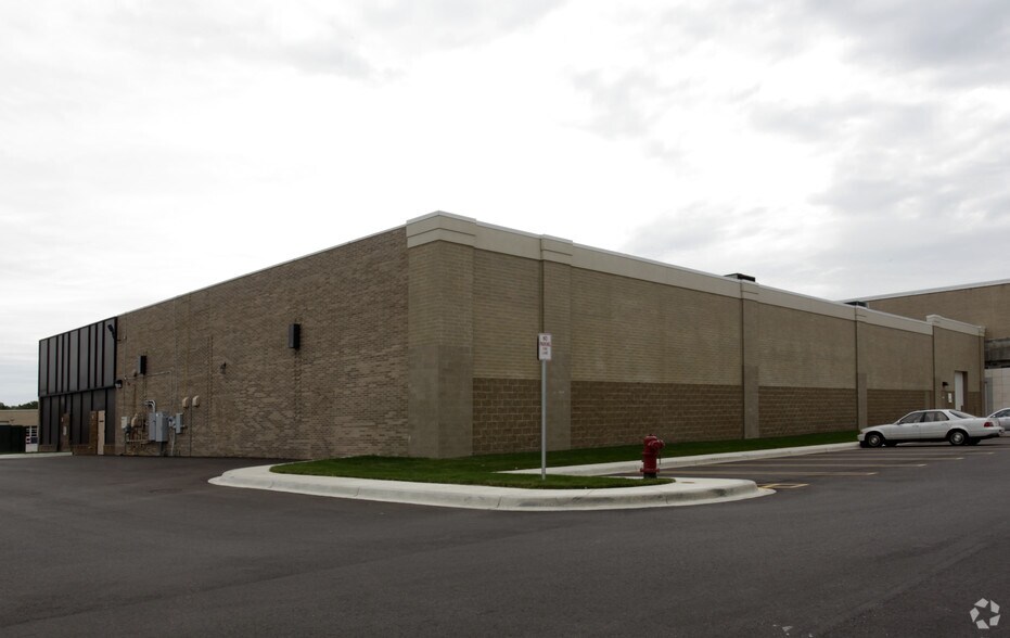 29504 7 Mile Rd, Livonia, MI à vendre - Photo de l’immeuble – Image 2 sur 3