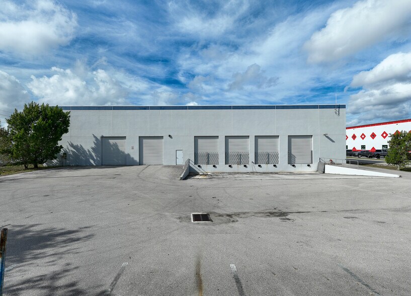 6150 Metro Plex Dr, Fort Myers, FL à louer - Photo de l’immeuble – Image 2 sur 5