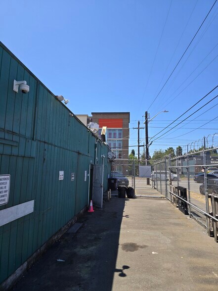 9724 Aurora Ave N, Seattle, WA à louer - Photo de l’immeuble – Image 2 sur 15