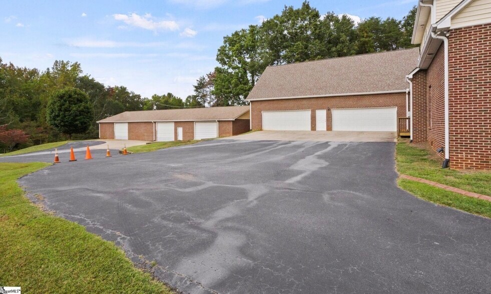 37 E Mountain Creek Rd, Greenville, SC à louer - Photo principale – Image 1 sur 2