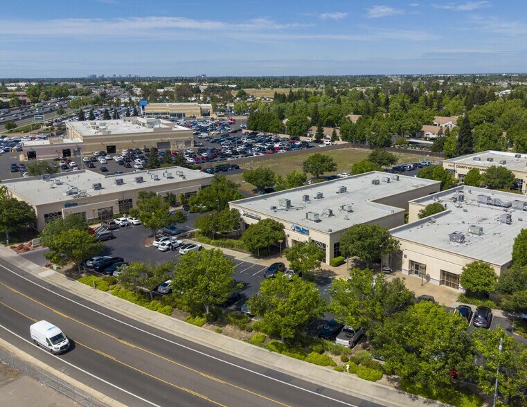 8235 E Stockton Blvd, Elk Grove, CA à vendre - Photo principale – Image 1 sur 5