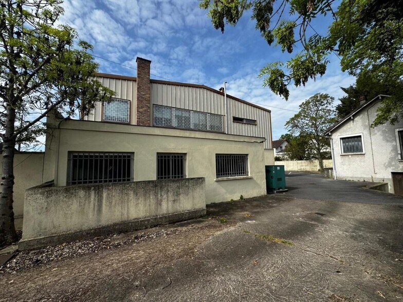 Local d'activités dans Éragny à vendre - Photo de l’immeuble – Image 3 sur 10