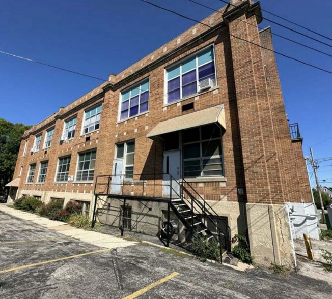 2570 S 19th St, Milwaukee, WI à vendre - Photo de l’immeuble – Image 2 sur 9