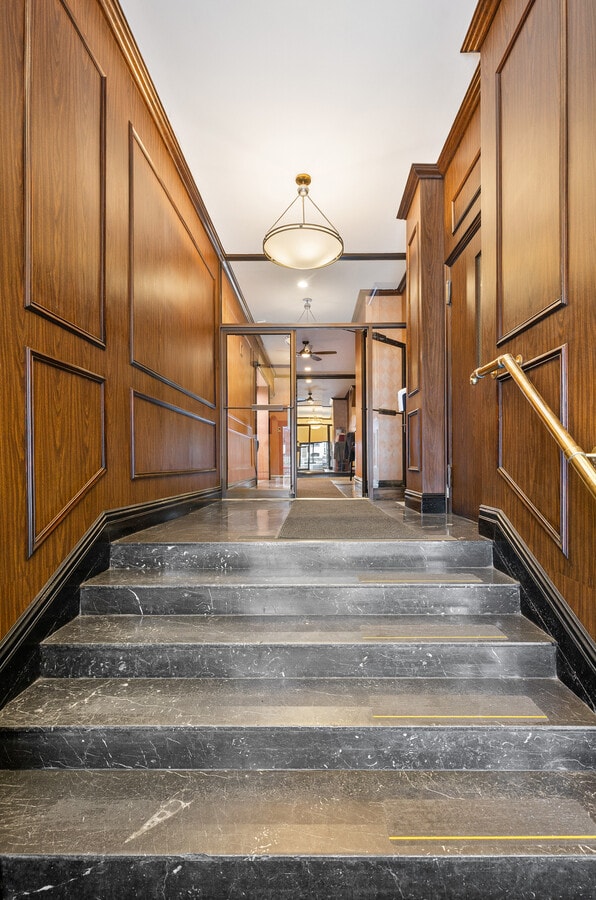 235 E 49th St, New York, NY 10017 - Lot Office B/C - - Photo intérieure - Image 2 of 12
