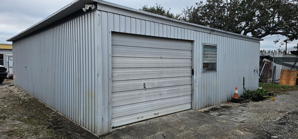 747 Barnett Dr, Lake Worth, FL à vendre - Photo de l’immeuble – Image 3 sur 13