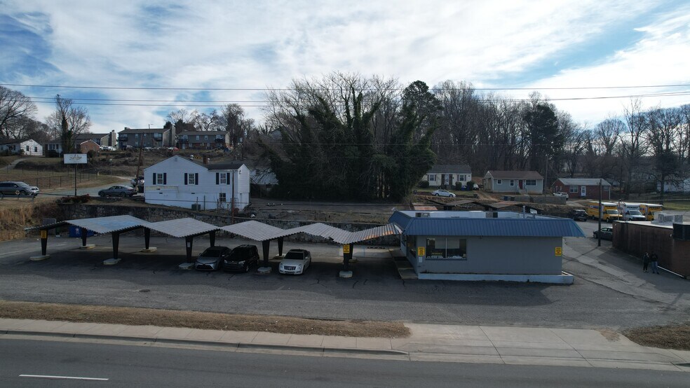 375 Peters Creek Pky, Winston-Salem, NC à louer - Photo de l’immeuble – Image 2 sur 2