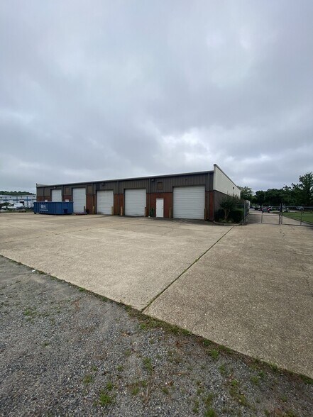 525 Central Dr, Virginia Beach, VA à vendre - Photo de l’immeuble – Image 2 sur 7