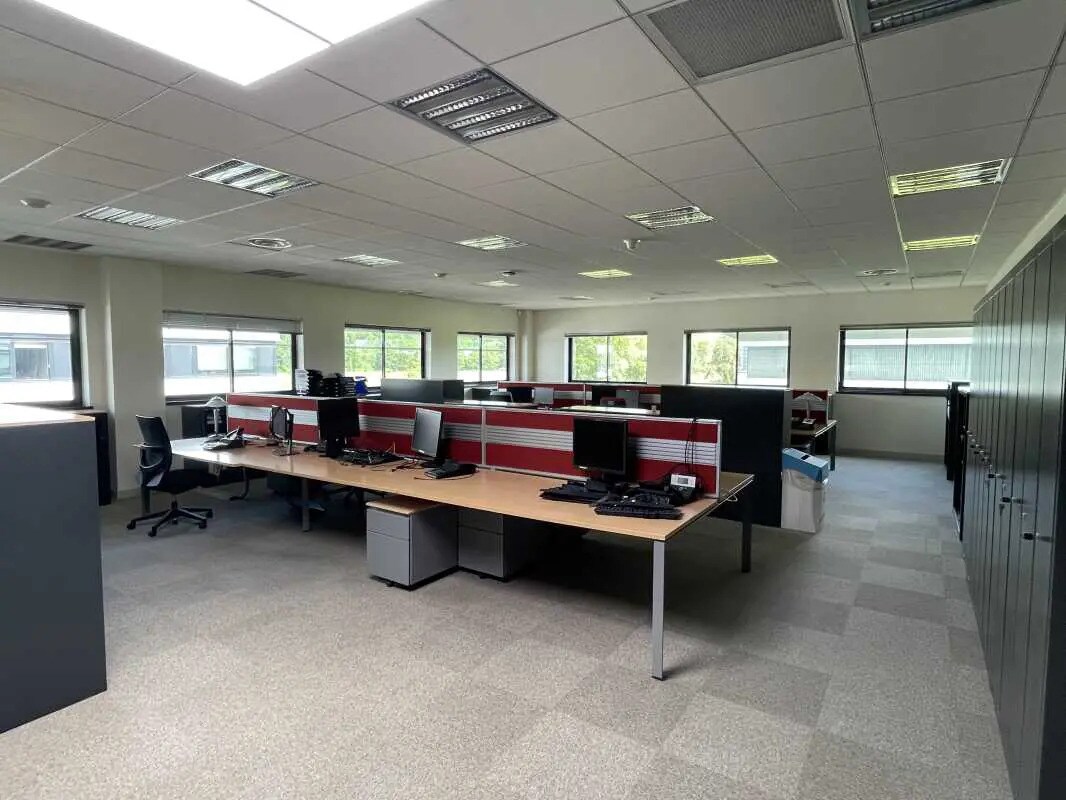 Bureau dans Lacroix-Saint-Ouen à louer Photo de l’immeuble– Image 1 sur 15