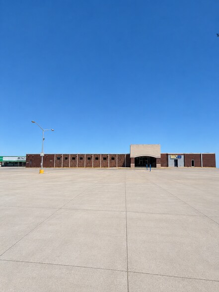 1700 S Center St, Marshalltown, IA à louer - Photo de l’immeuble – Image 2 sur 3