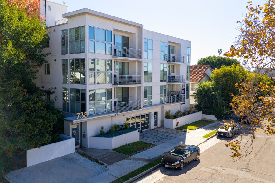 738 S Ogden Dr, Los Angeles, CA à vendre - Photo de l’immeuble – Image 2 sur 18