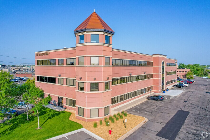 101 Broadway St W, Osseo, MN à louer - Photo de l’immeuble – Image 3 sur 20