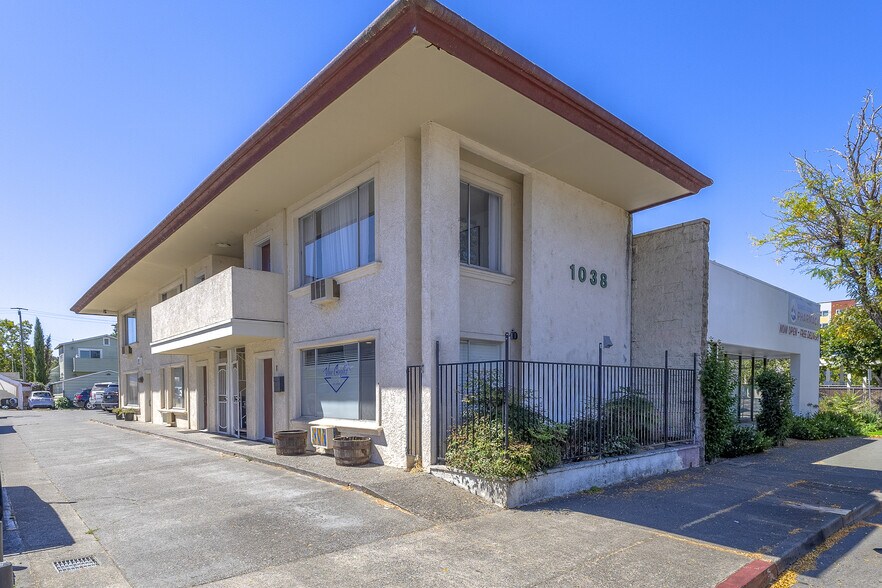 1038 4th St, Santa Rosa, CA à vendre - Photo de l’immeuble – Image 1 sur 14
