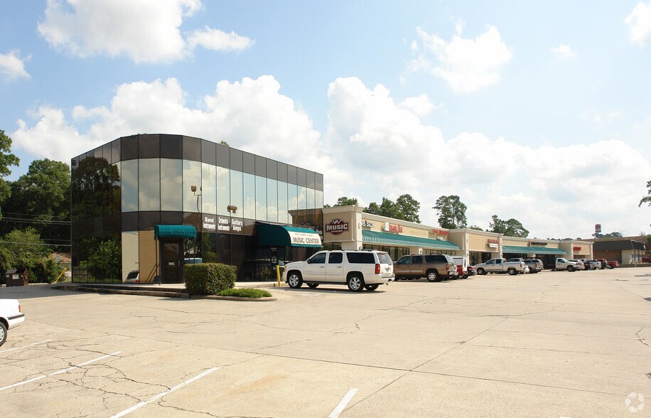 904-930 W Dallas St, Conroe, TX à louer - Photo de l’immeuble – Image 2 sur 12