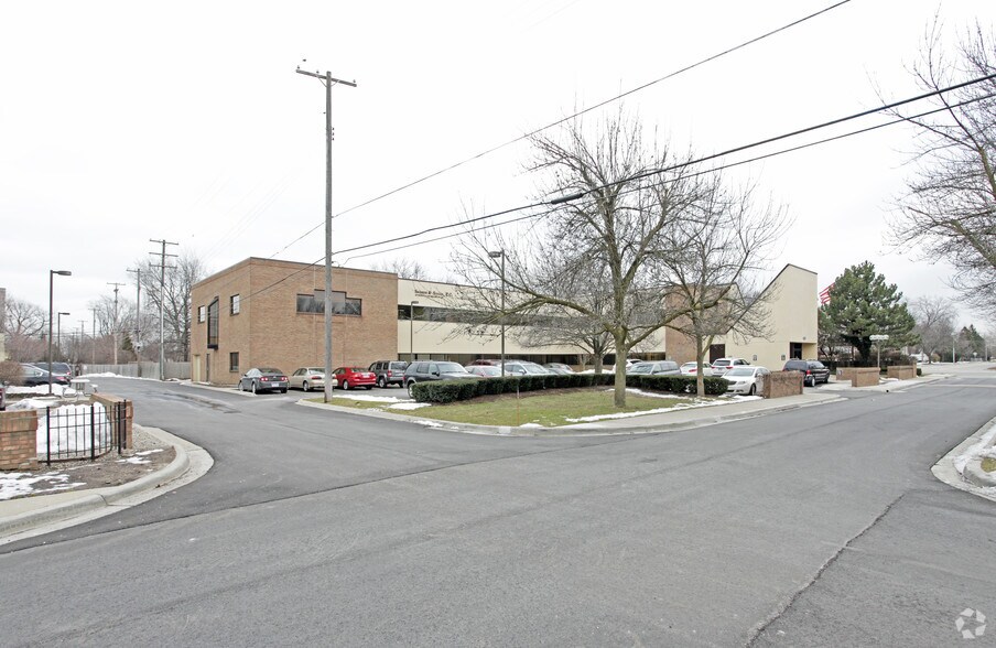 100 Maple Park Blvd, Saint Clair Shores, MI à louer - Photo de l’immeuble – Image 3 sur 5