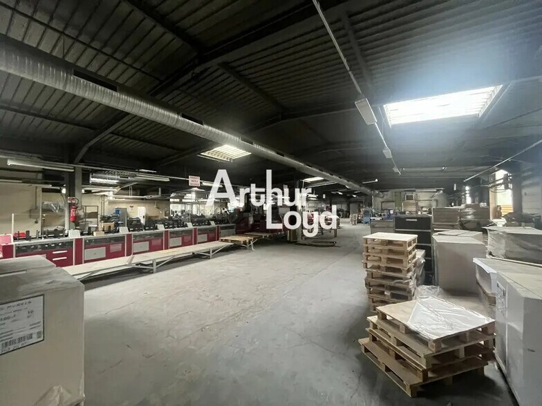 Local d’activités dans Le Muy à louer - Photo de l’immeuble – Image 1 sur 3