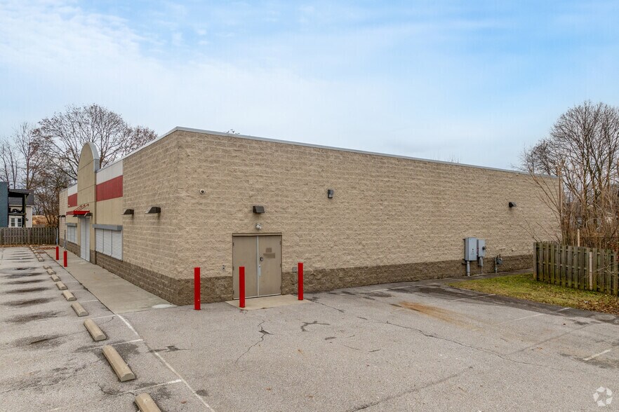 580 Vernon Odom Blvd, Akron, OH à louer - Photo de l’immeuble – Image 2 sur 10