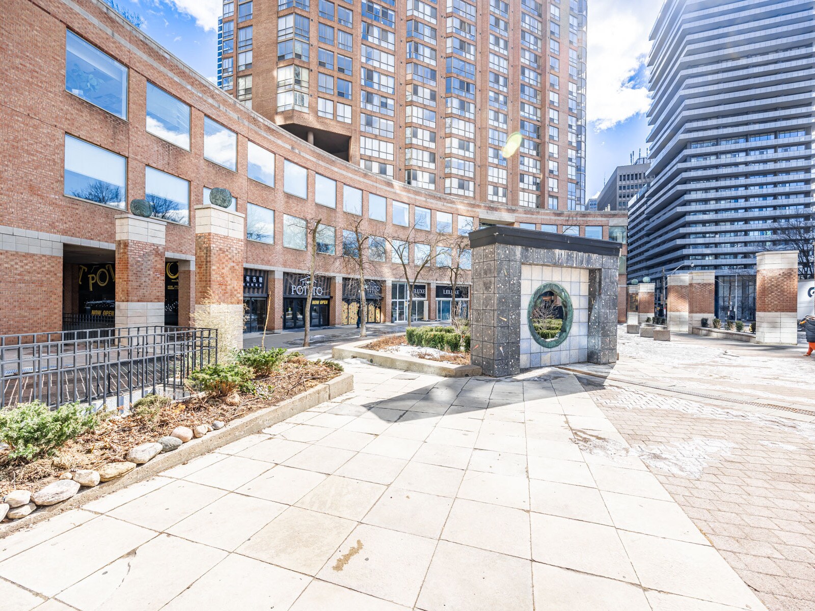1033 Bay St, Toronto, ON à louer Photo de l’immeuble– Image 1 sur 25