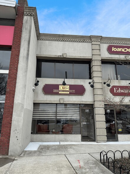 180 E Main St, Patchogue, NY à louer - Photo de l’immeuble – Image 3 sur 3