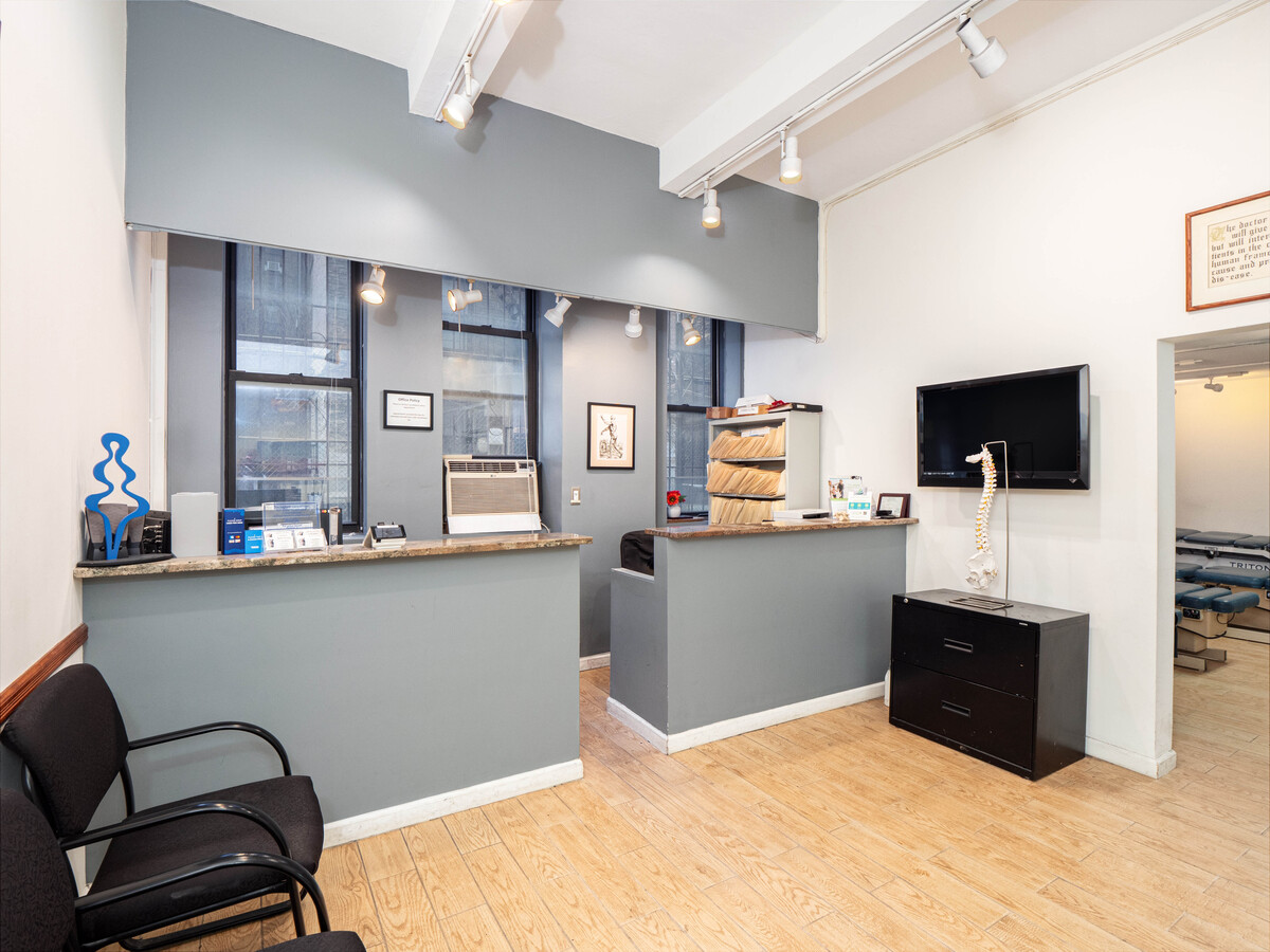 235 E 49th St, New York, NY 10017 - Lot Office B/C -  - Photo intérieure - Image 1 of 9