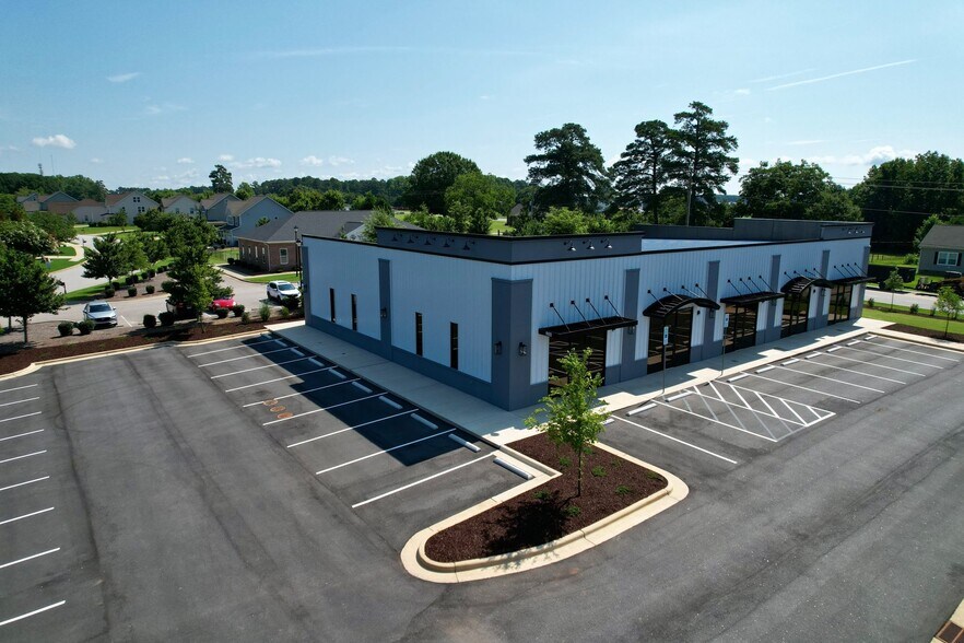 982 Adams Point Dr, Garner, NC à louer - Photo de l’immeuble – Image 1 sur 15