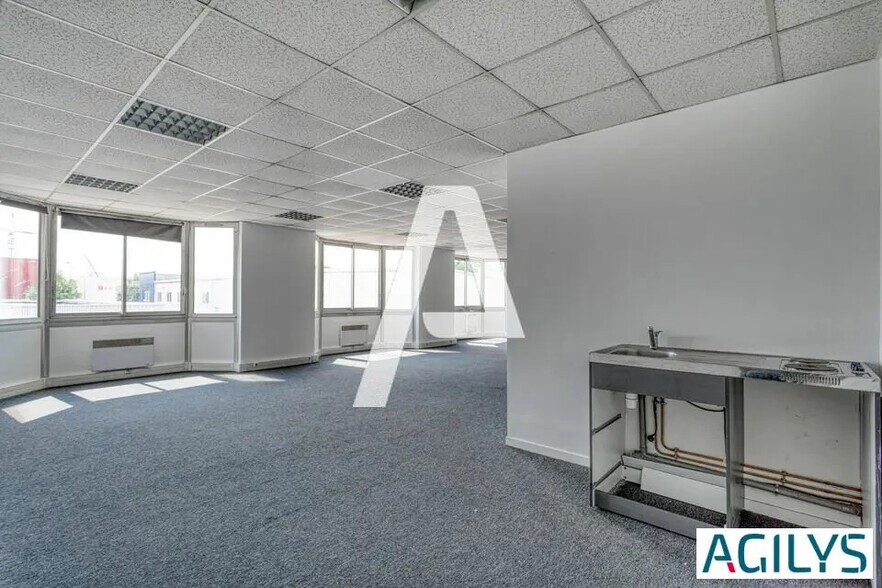 Local d’activités dans Villejuif à louer - Photo de l’immeuble – Image 3 sur 6