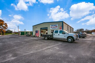 Plus de détails pour 701 Eagle Creek Dr, Floresville, TX - Local d'activités à louer