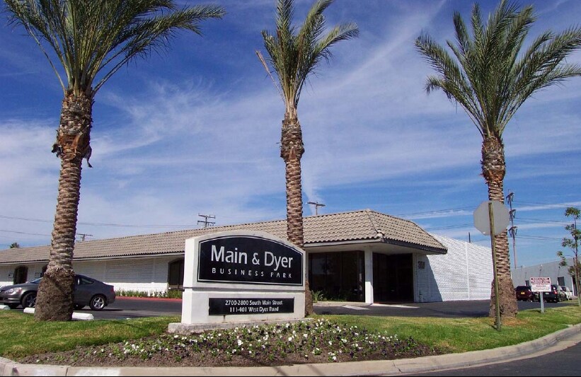 301 W Dyer Rd, Santa Ana, CA à louer Photo de l’immeuble– Image 1 sur 17