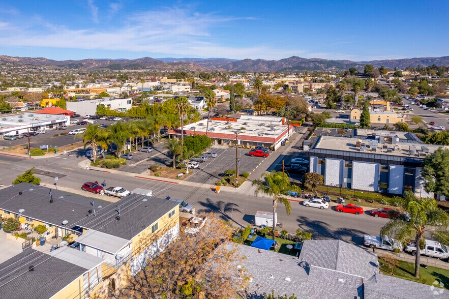 925 E Pennsylvania Ave, Escondido, CA à louer - Photo de l’immeuble – Image 2 sur 4