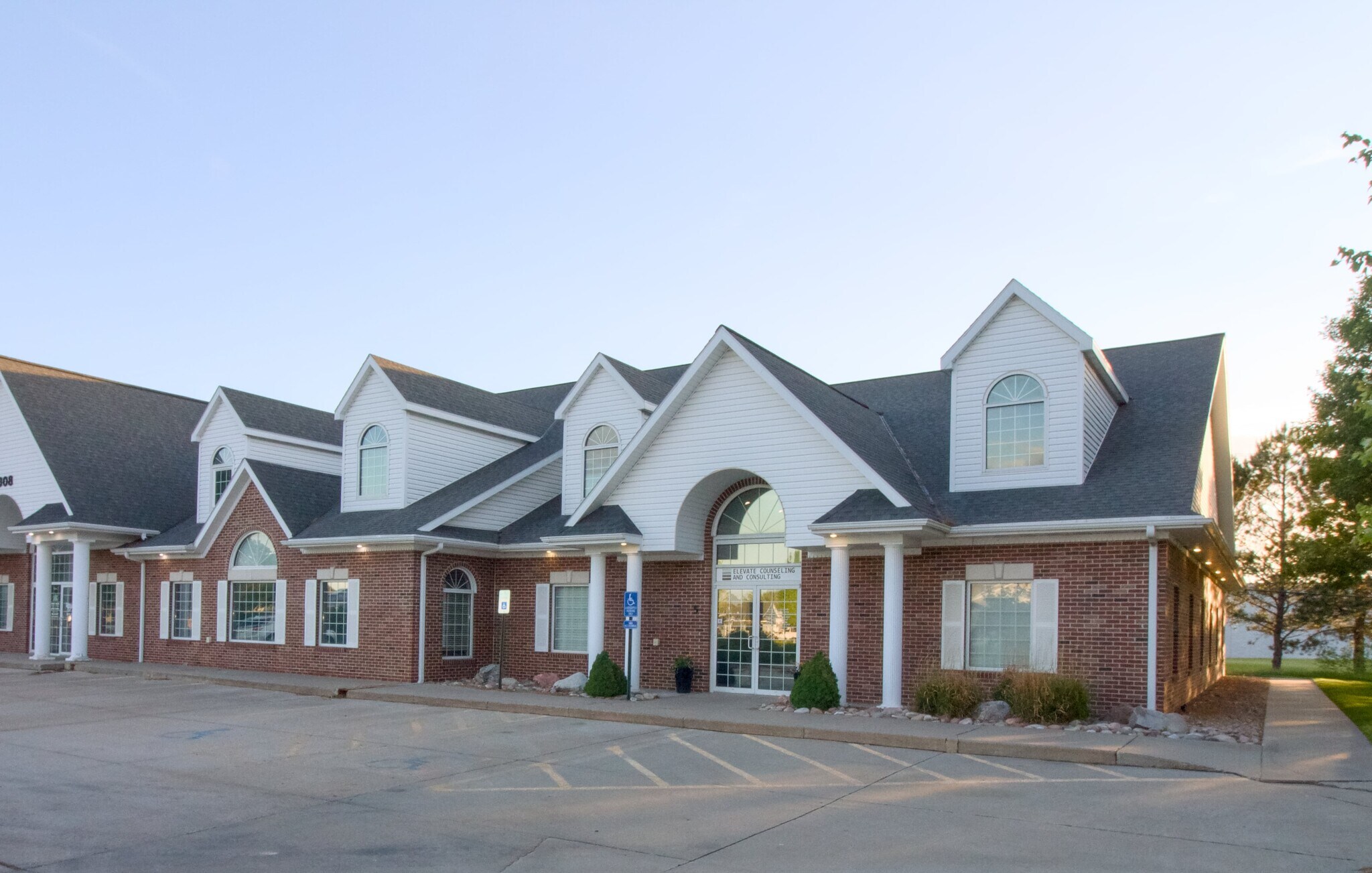 5308 Parklane Pl, Kearney, NE à vendre Photo de l’immeuble– Image 1 sur 34