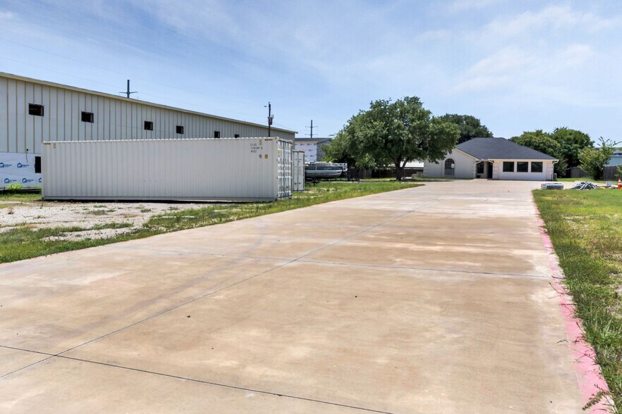 4558 Keller Hicks Rd, Fort Worth, TX à vendre - Photo de l’immeuble – Image 2 sur 5