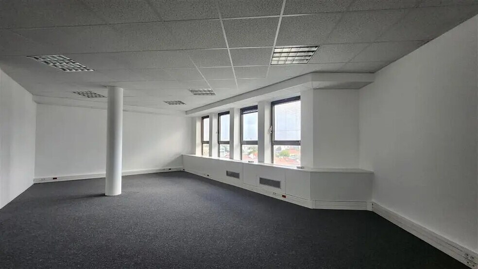 Bureau dans La Garenne-Colombes à louer - Photo de l’immeuble – Image 3 sur 8