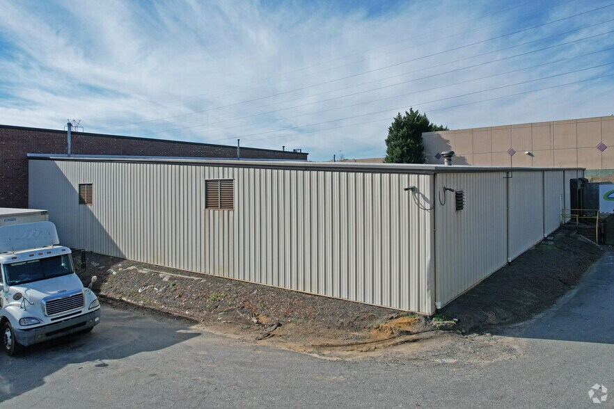 200 E Meadowview Rd, Greensboro, NC à louer - Photo de l’immeuble – Image 2 sur 17