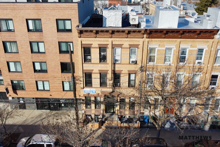 393 Bleecker St, Brooklyn, NY à vendre - Photo de l’immeuble – Image 1 sur 6