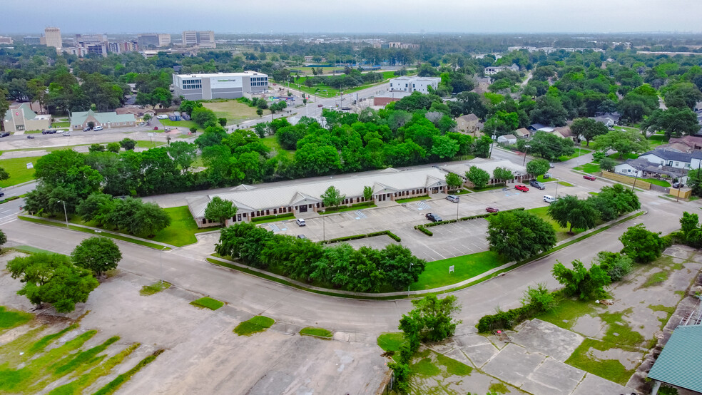 5751 Blythewood St, Houston, TX à louer - Photo de l’immeuble – Image 3 sur 40