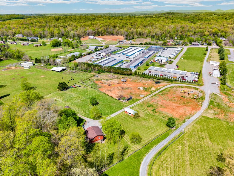35 Acre Family Compound portefeuille de 1 biens à vendre sur LoopNet.fr - Photo de l’immeuble – Image 3 sur 24