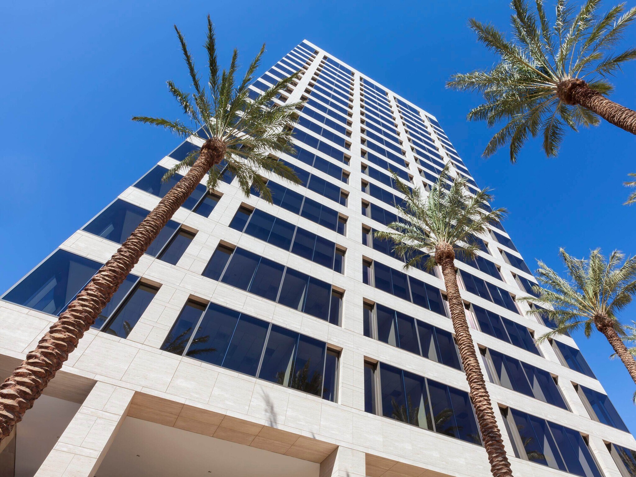 520 Newport Center Dr, Newport Beach, CA à louer Photo de l’immeuble– Image 1 sur 3