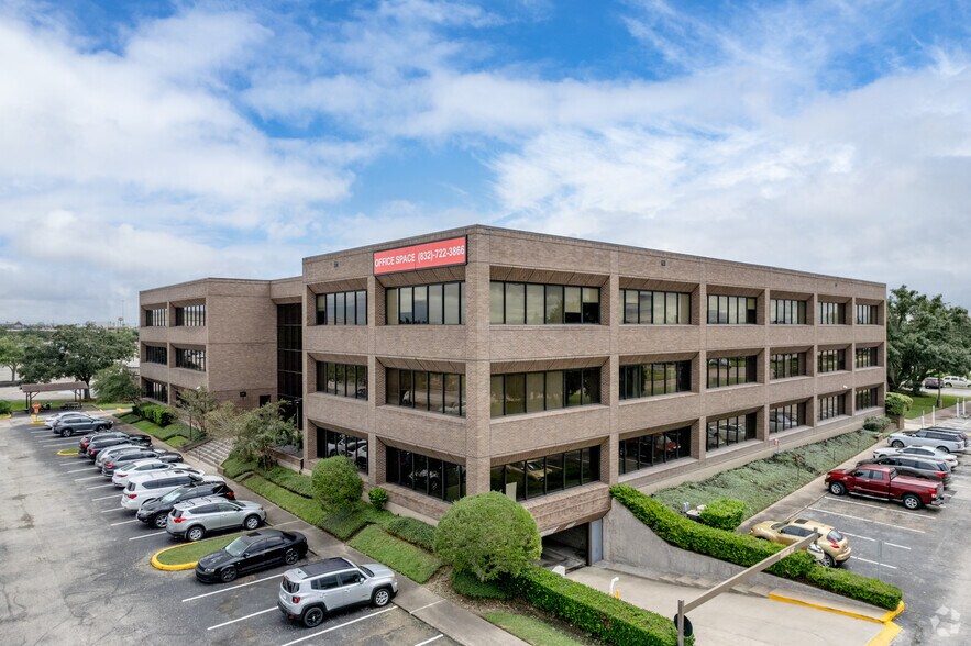1560 W Bay Area Blvd, Friendswood, TX à louer - Photo de l’immeuble – Image 2 sur 5