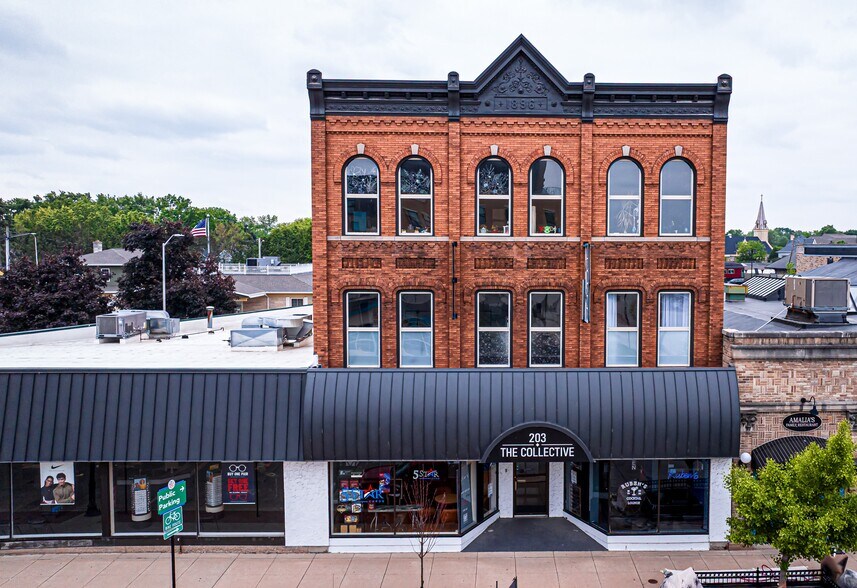 203 E Wisconsin Ave, Oconomowoc, WI à vendre - Photo de l’immeuble – Image 2 sur 3