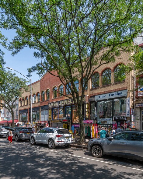 3711-3713 74th St, Jackson Heights, NY à vendre - Photo de l’immeuble – Image 3 sur 6