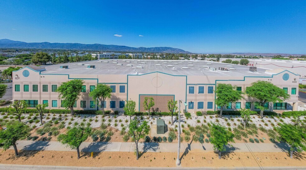 400 E Parkridge Ave, Corona, CA à louer - Photo de l’immeuble – Image 2 sur 10