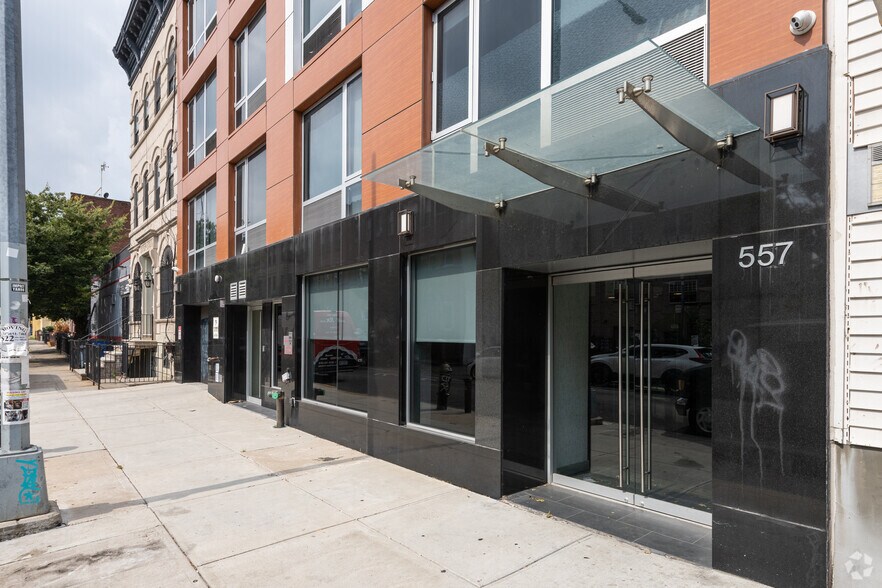 557 Hart St, Brooklyn, NY à vendre - Photo de l’immeuble – Image 2 sur 4
