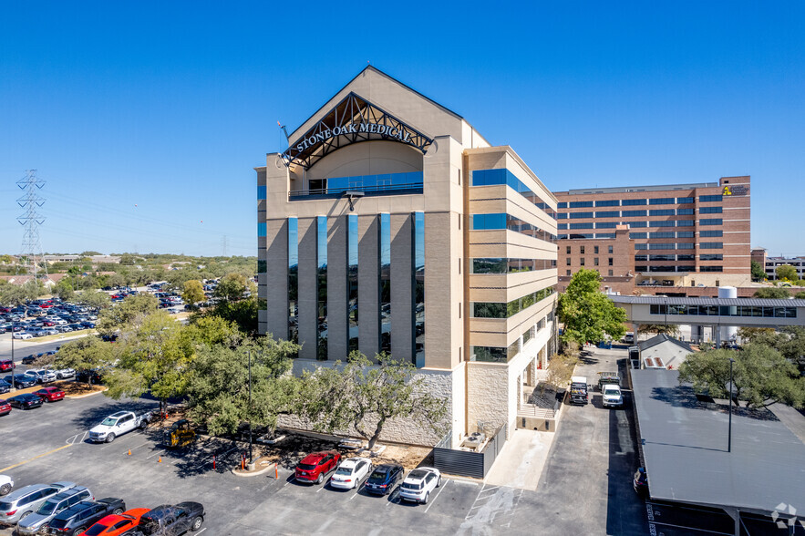 540 Madison Oak Dr, San Antonio, TX à louer - Photo de l’immeuble – Image 1 sur 17