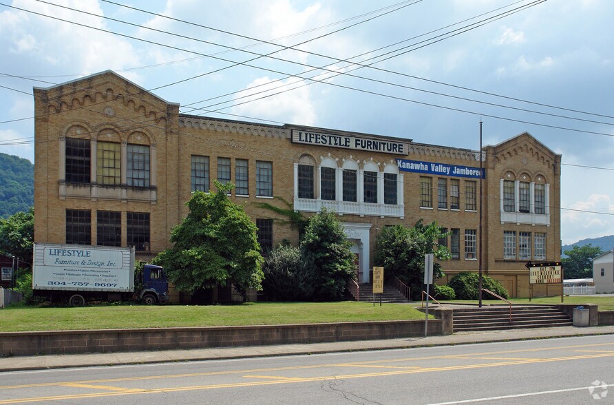 8902 MacCorkle Ave, Marmet, WV à louer - Photo de l’immeuble – Image 2 sur 28