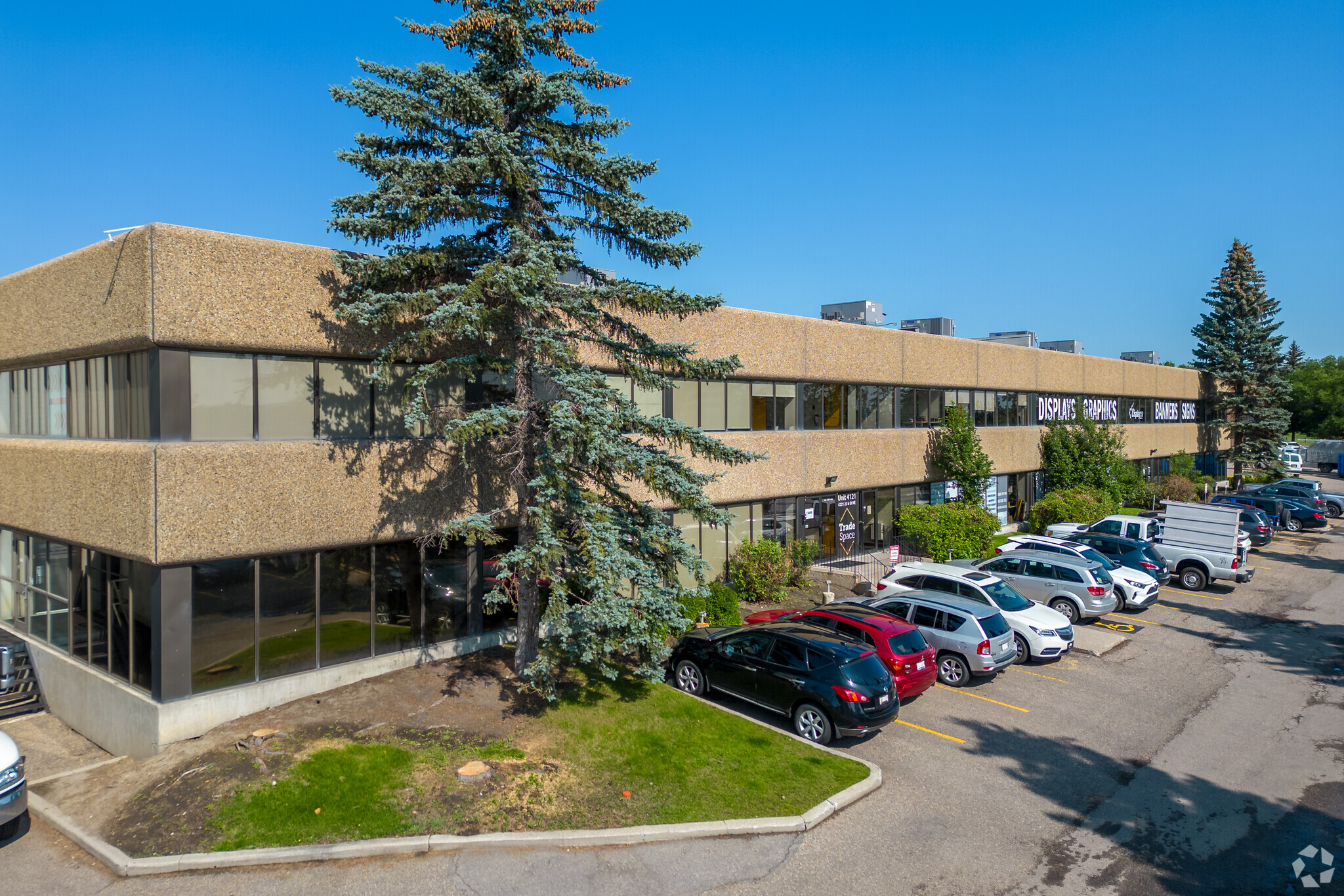 4221 23B St NE, Calgary, AB à louer Photo de l’immeuble– Image 1 sur 5