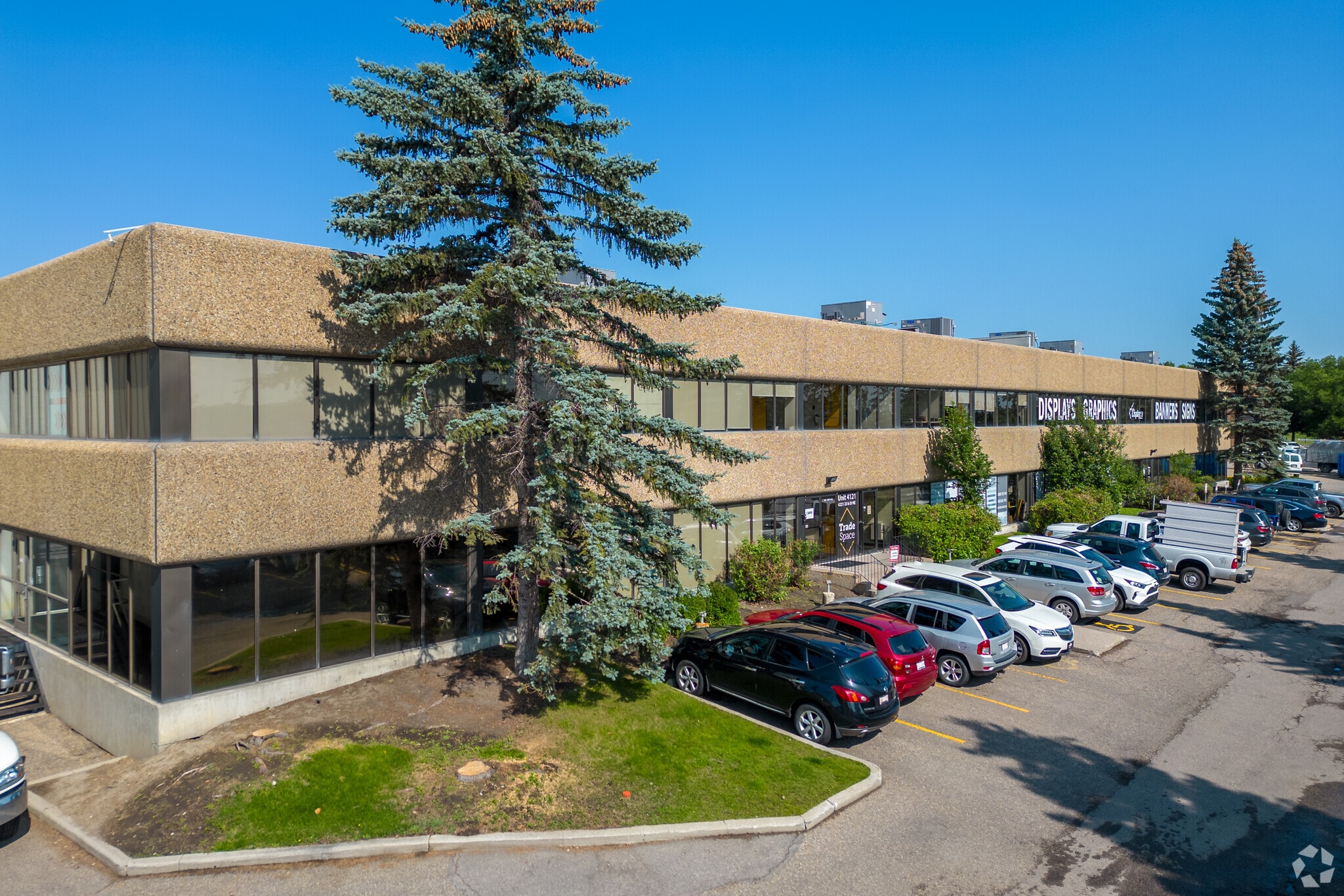 4221 23B St NE, Calgary, AB à louer Photo principale– Image 1 sur 5